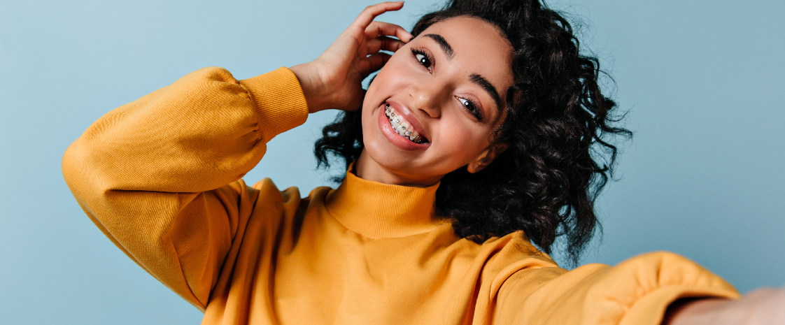 Moça jovem de aparelho sorrindo